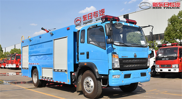 歐洲用戶：訂購藍色重汽單橋8噸水罐消防車